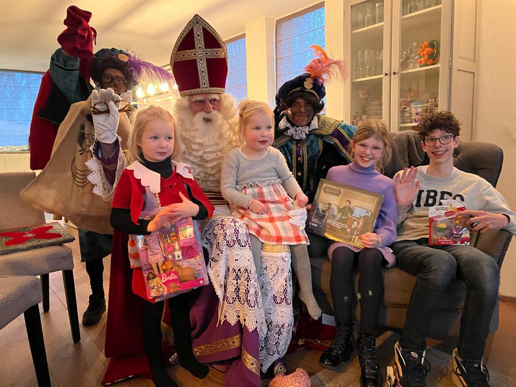 Sinterklaas huisbezoek met vier kinderen