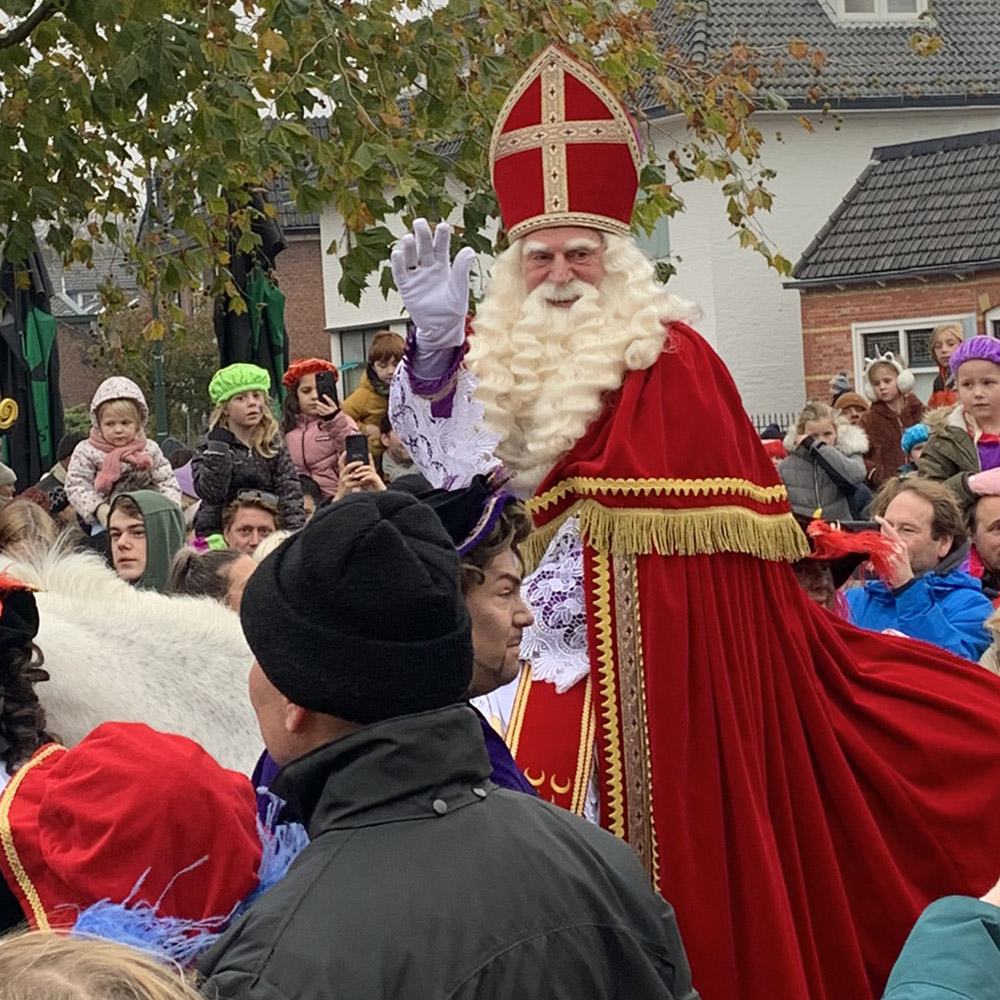 De Sint komt ter paard